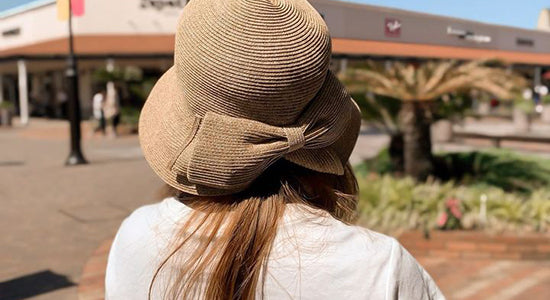 シンプルな夏服に合わせたい帽子の取り入れ方