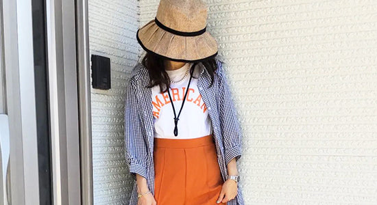 夏の日差しに映える、ビタミンカラー×帽子コーデ