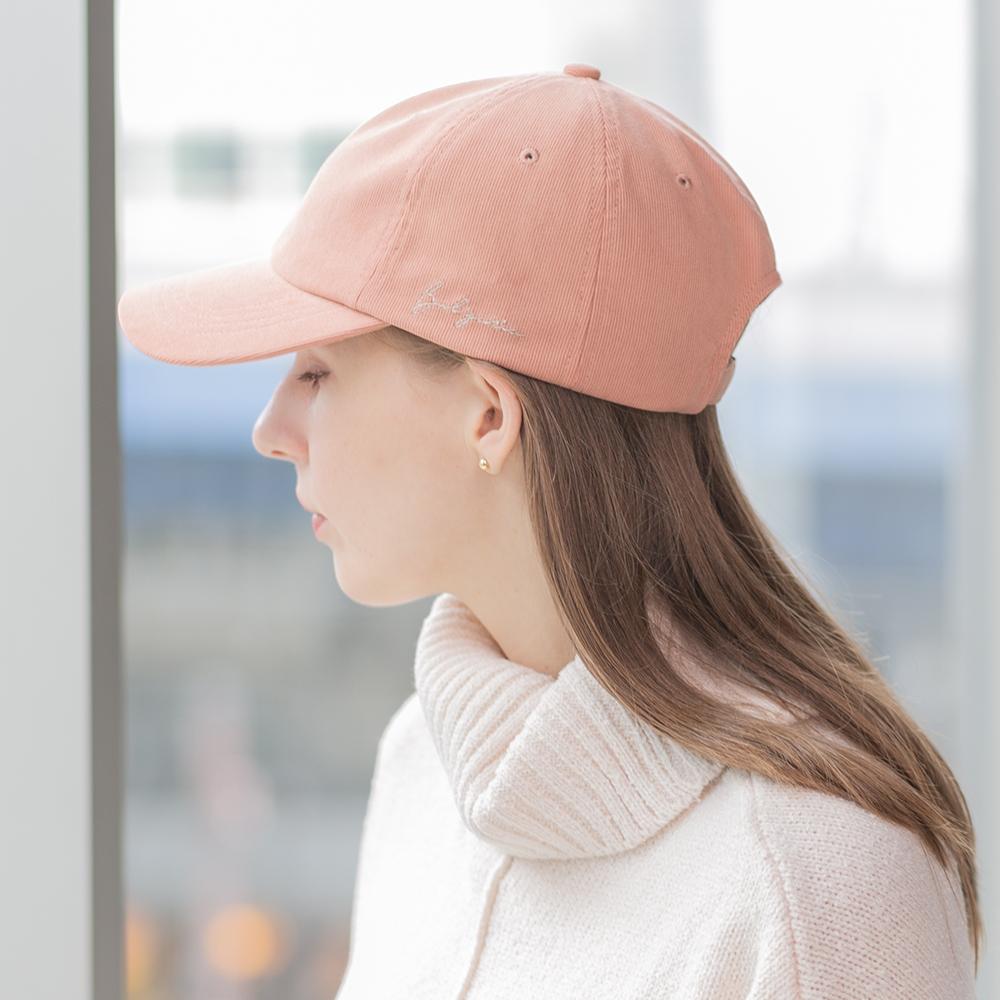 細コーデュロイ筆記体刺繍キャップ