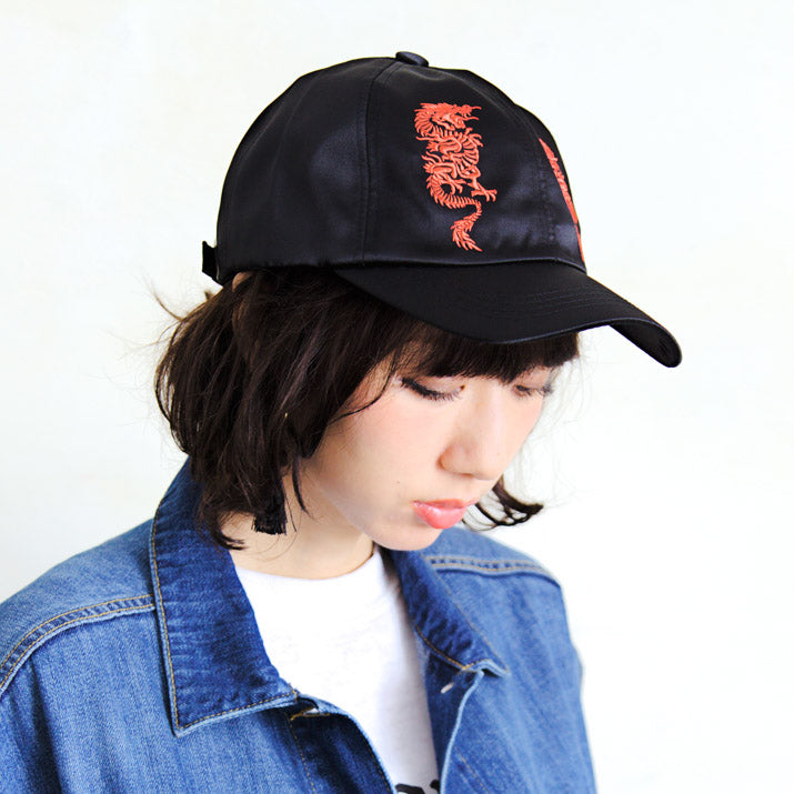 刺繍柄サテンキャップ